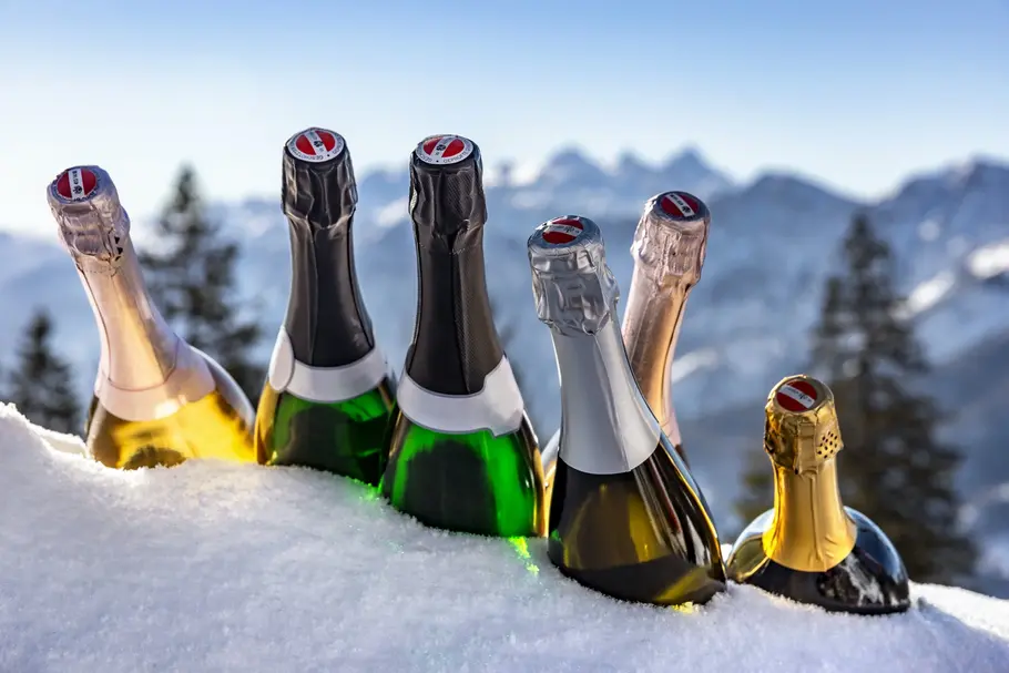 Sektflaschen mit rotweißroter Banderole auf der Kapsel: Schaumweine der Kategorie „Sekt Austria“ haben einen geschützten Ursprung und eine von der Verkostungskommission geprüfte Qualität.